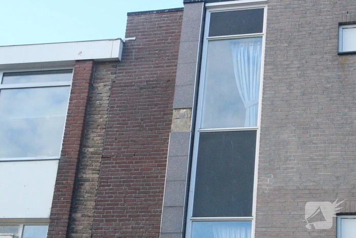 Tegels van gevel vallen naar beneden