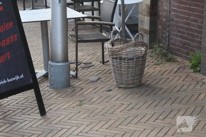 Tegels van gevel vallen naar beneden