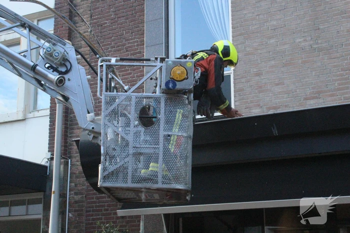 Tegels van gevel vallen naar beneden