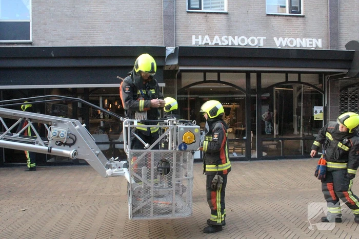 Tegels van gevel vallen naar beneden