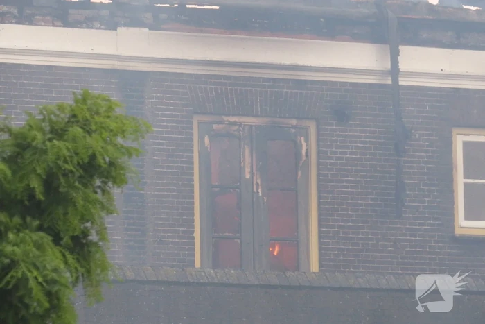 Grote uitslaande brand verwoest voormalige pastorie