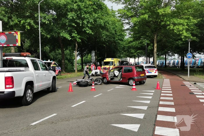 Motorrijder gewond bij botsing met auto