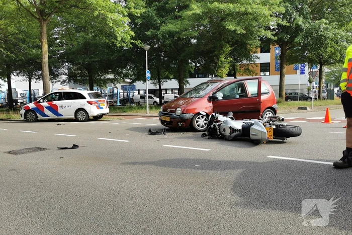 Motorrijder gewond bij botsing met auto