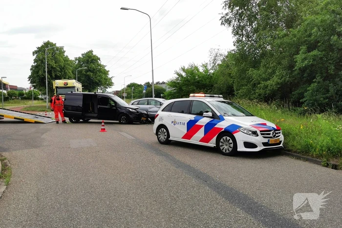 Bestelbus en personenwagen botsen op kruising