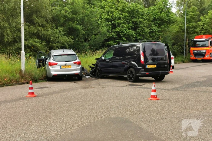 Bestelbus en personenwagen botsen op kruising