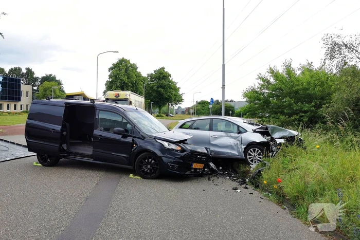 Bestelbus en personenwagen botsen op kruising
