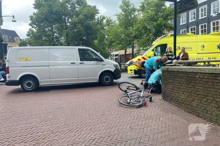 Fietser loopt botbreuken op bij aanrijding
