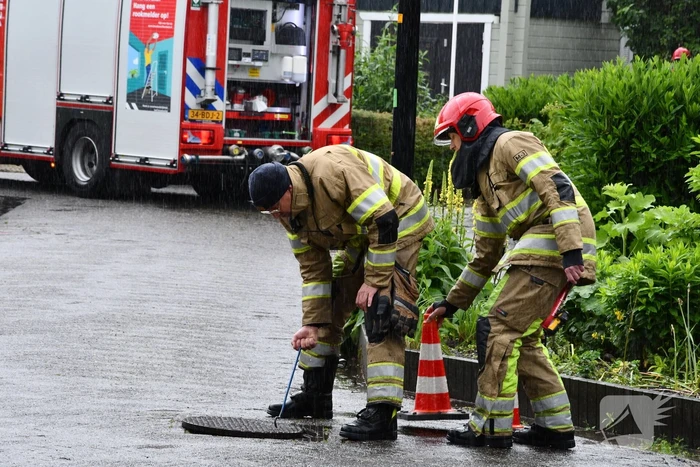 Brandweer doet onderzoek naar vreemde lucht in riool