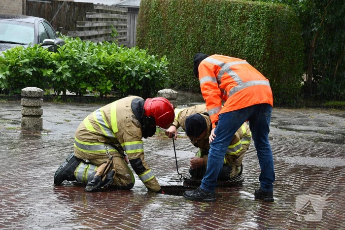 Brandweer doet onderzoek naar vreemde lucht in riool