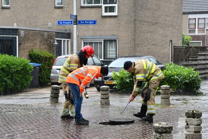 Brandweer doet onderzoek naar vreemde lucht in riool