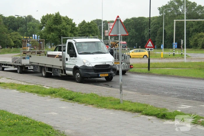 Twee bedrijfswagens komen in botsing met elkaar