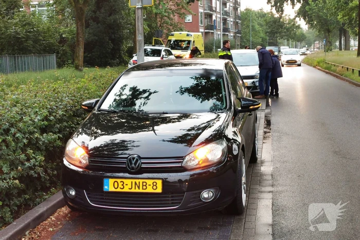 Twee auto's botsen op kruising