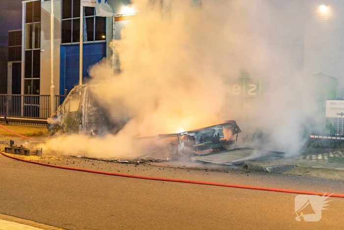 Bakwagen brandt volledig uit op bedrijventerrein Waarderpolder
