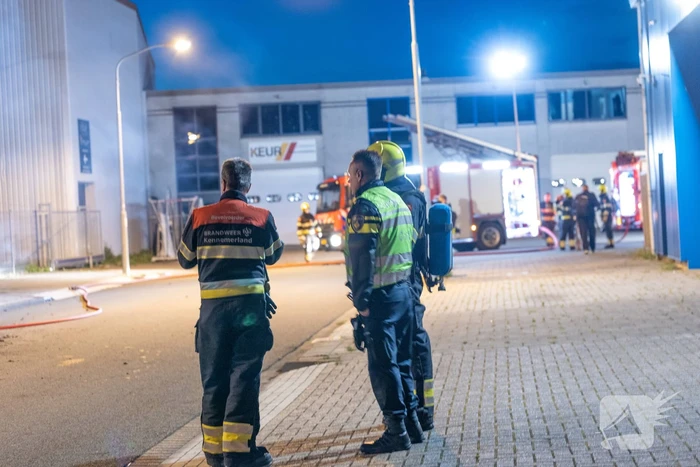 Bakwagen brandt volledig uit op bedrijventerrein Waarderpolder