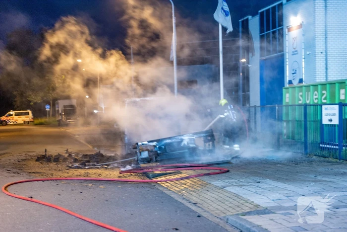 Bakwagen brandt volledig uit op bedrijventerrein Waarderpolder