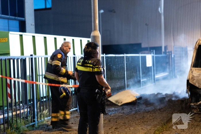 Bakwagen brandt volledig uit op bedrijventerrein Waarderpolder