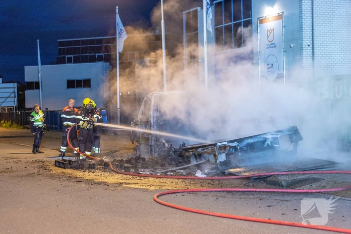Bakwagen brandt volledig uit op bedrijventerrein Waarderpolder