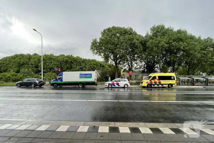Twee voertuigen botsen op elkaar