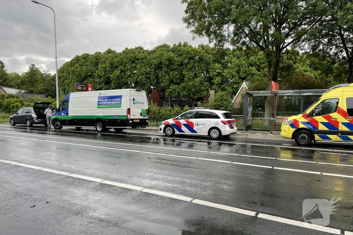 Twee voertuigen botsen op elkaar
