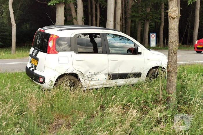 Schade bij aanrijding tussen twee auto's