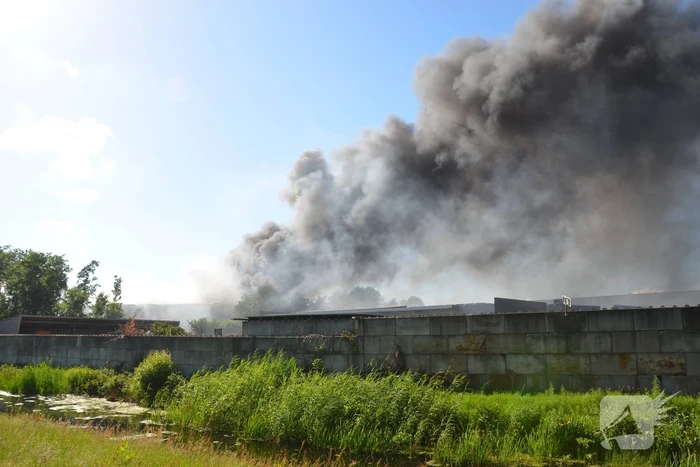 Enorme rookwolken bij brand Bakker Logistiek