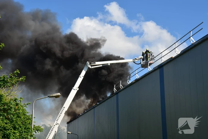 Enorme rookwolken bij brand Bakker Logistiek