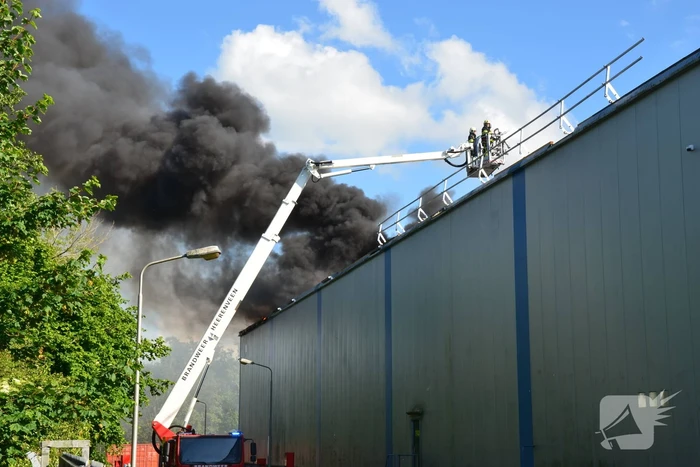 Enorme rookwolken bij brand Bakker Logistiek