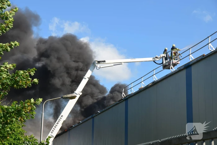 Enorme rookwolken bij brand Bakker Logistiek