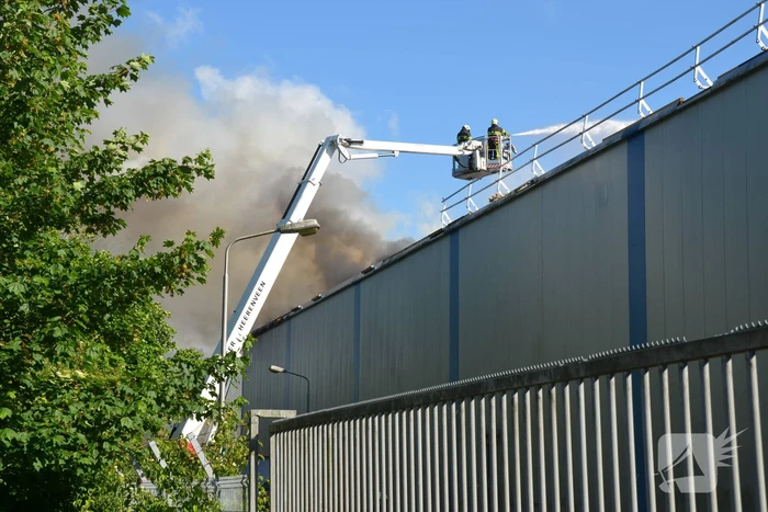 Enorme rookwolken bij brand Bakker Logistiek