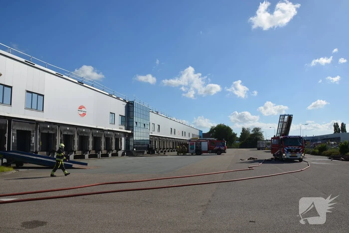 Enorme rookwolken bij brand Bakker Logistiek