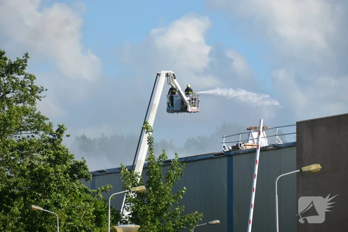 Enorme rookwolken bij brand Bakker Logistiek