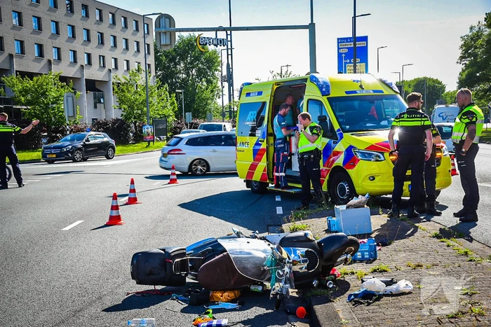 Scooterrijder rijdt door rood en raakt zwaargewond