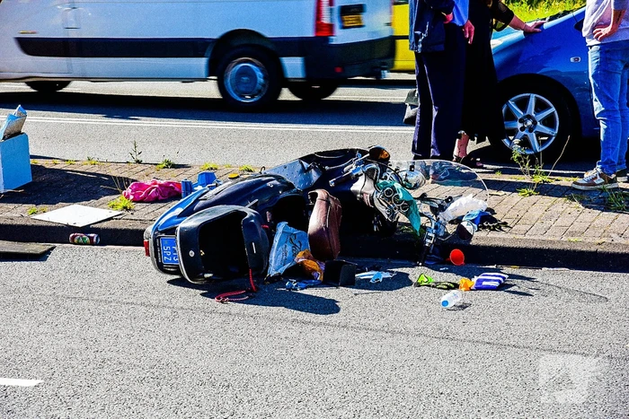 Scooterrijder rijdt door rood en raakt zwaargewond