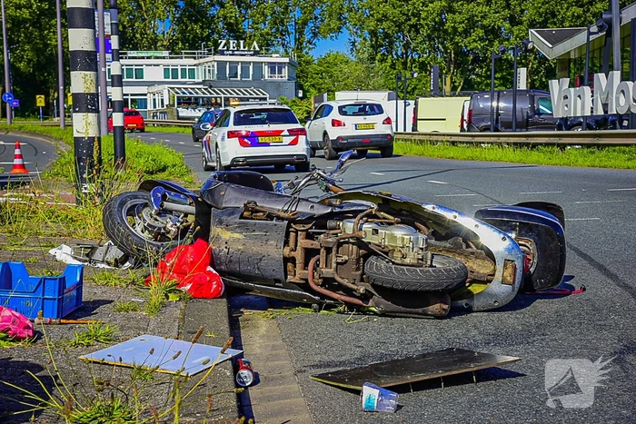 Scooterrijder rijdt door rood en raakt zwaargewond
