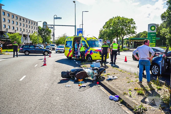 Scooterrijder rijdt door rood en raakt zwaargewond