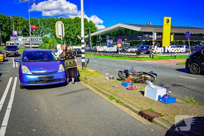 Scooterrijder rijdt door rood en raakt zwaargewond