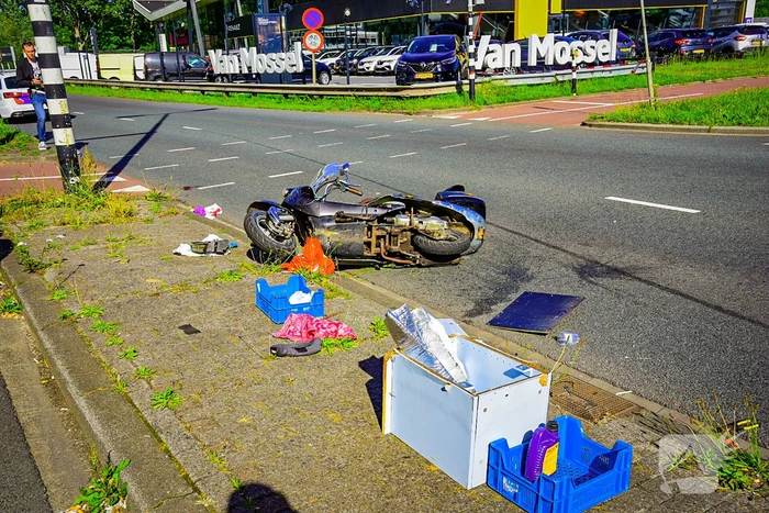 Scooterrijder rijdt door rood en raakt zwaargewond