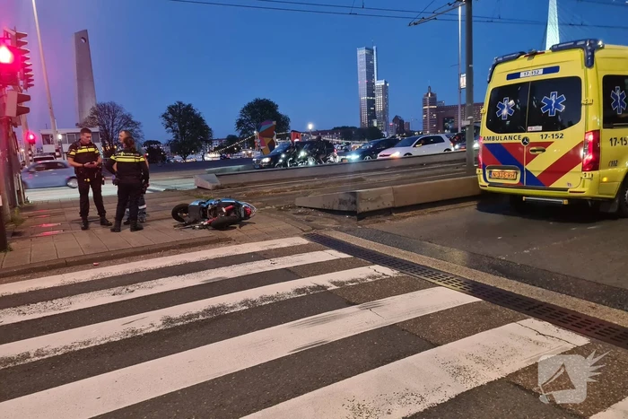 Motorrijder veroorzaakt ongeluk en rijdt ervandoor