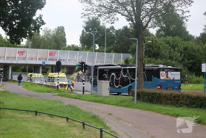 Jonge fietser belandt met fiets onder lijnbus