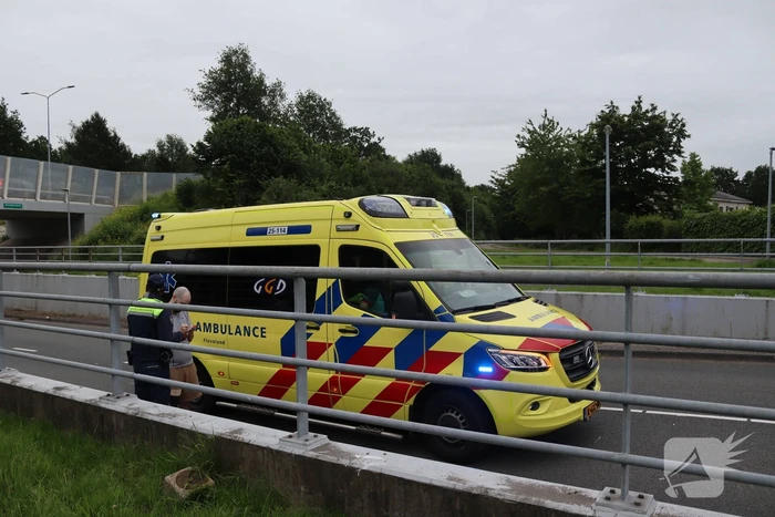 Jonge fietser belandt met fiets onder lijnbus