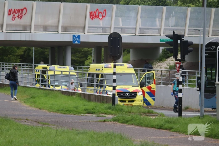 Jonge fietser belandt met fiets onder lijnbus