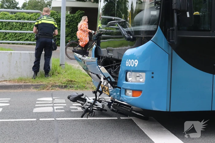 Jonge fietser belandt met fiets onder lijnbus