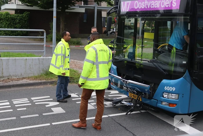 Jonge fietser belandt met fiets onder lijnbus