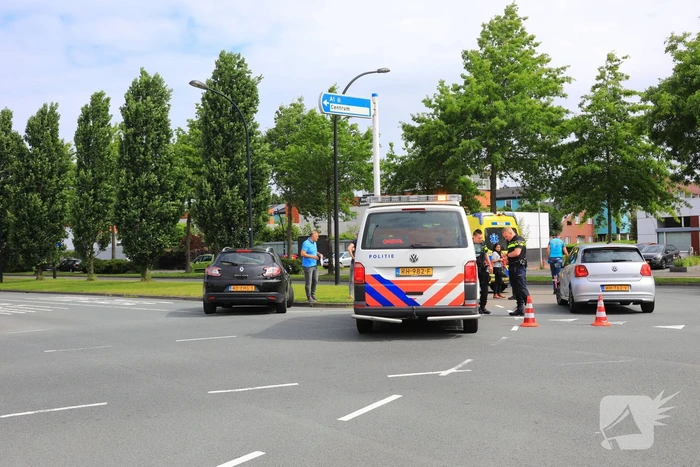 Twee auto's botsen bij verkeerslicht Vathorst