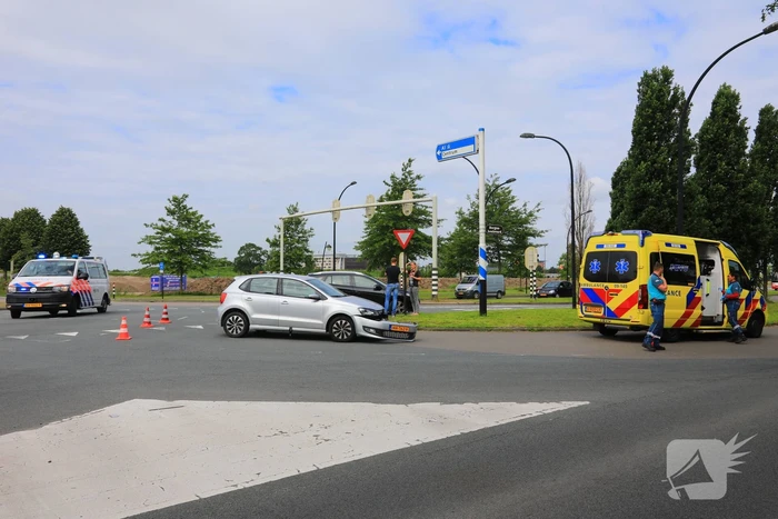 Twee auto's botsen bij verkeerslicht Vathorst