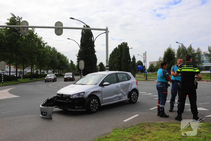Twee auto's botsen bij verkeerslicht Vathorst