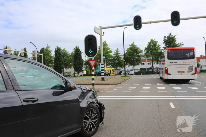 Twee auto's botsen bij verkeerslicht Vathorst