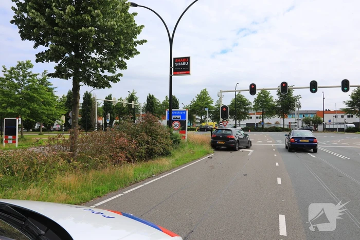 Twee auto's botsen bij verkeerslicht Vathorst