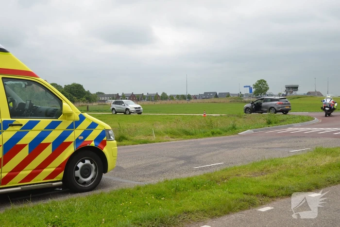 Twee auto's botsen op kruispunt