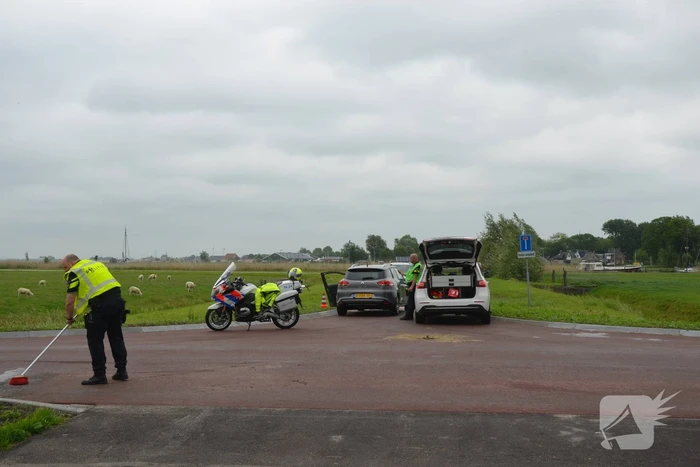Twee auto's botsen op kruispunt